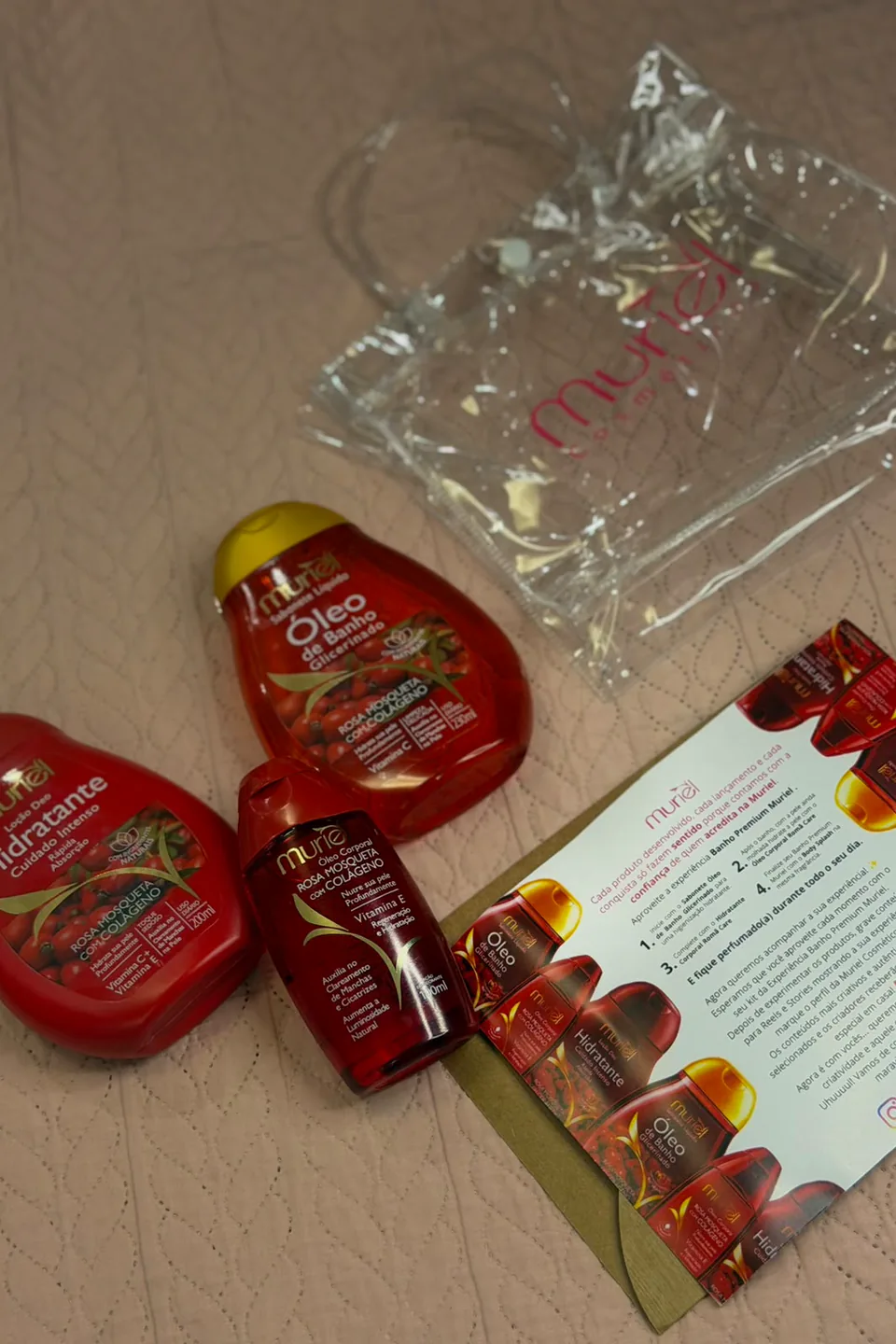 Kit Muriel Cosméticos da linha Rosa Mosqueta com Colágeno: loção hidratante, óleo de banho glicerinado, óleo corporal, necessaire e cartão da marca